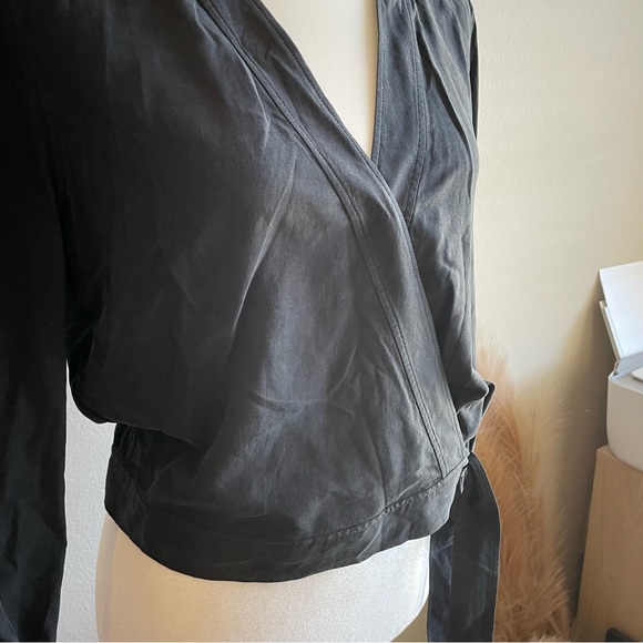 Everlane The Washable Silk Wrap Top in Black Size 8 - Picture 5 of 10